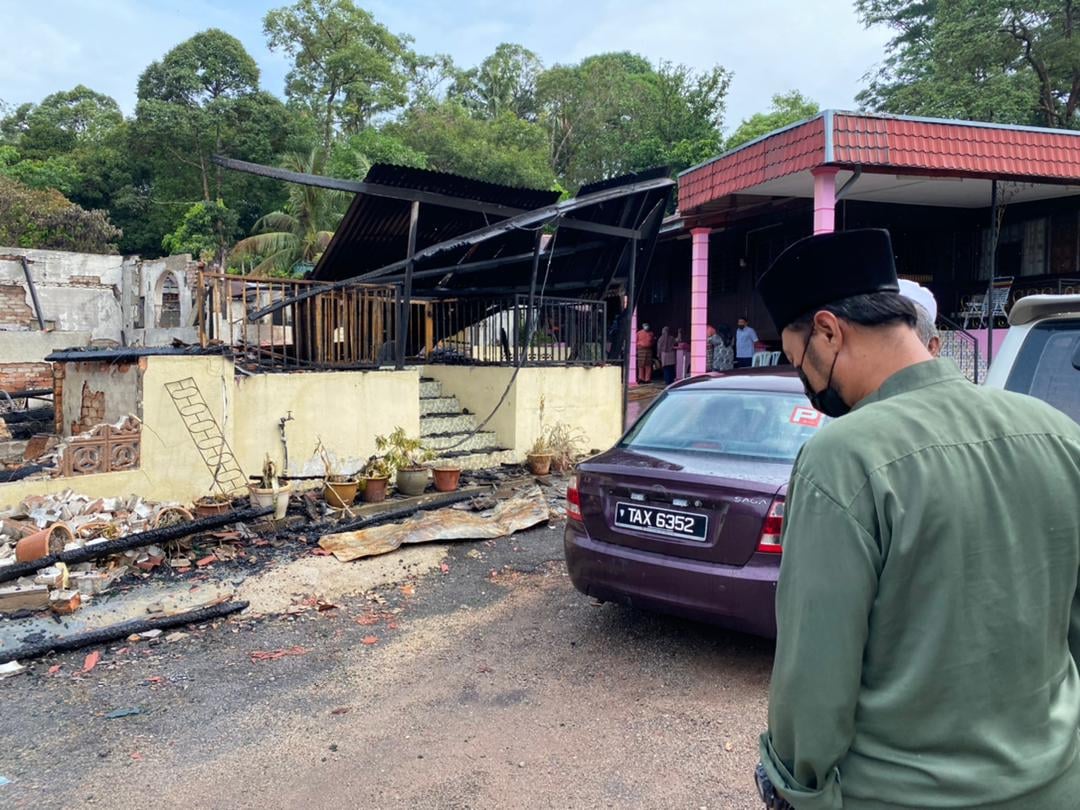 Rumah Asnaf Terbakar Dijilat Api di Kampung Durian Daun